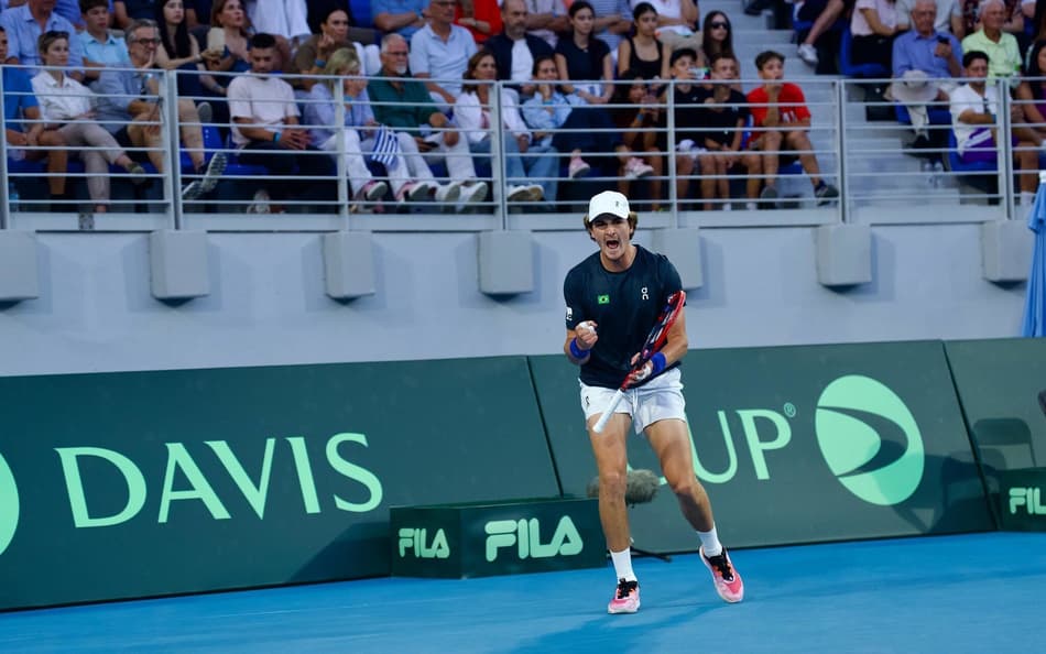 A emoção de João Fonseca na vitória histórica sobre Tsitsipas na Davis (Foto: André Gemmer/CBT)