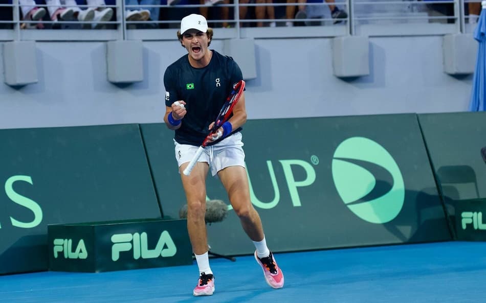 A emoção de João Fonseca na vitória histórica sobre Tsitsipas na Davis (Foto: André Gemmer/CBT)