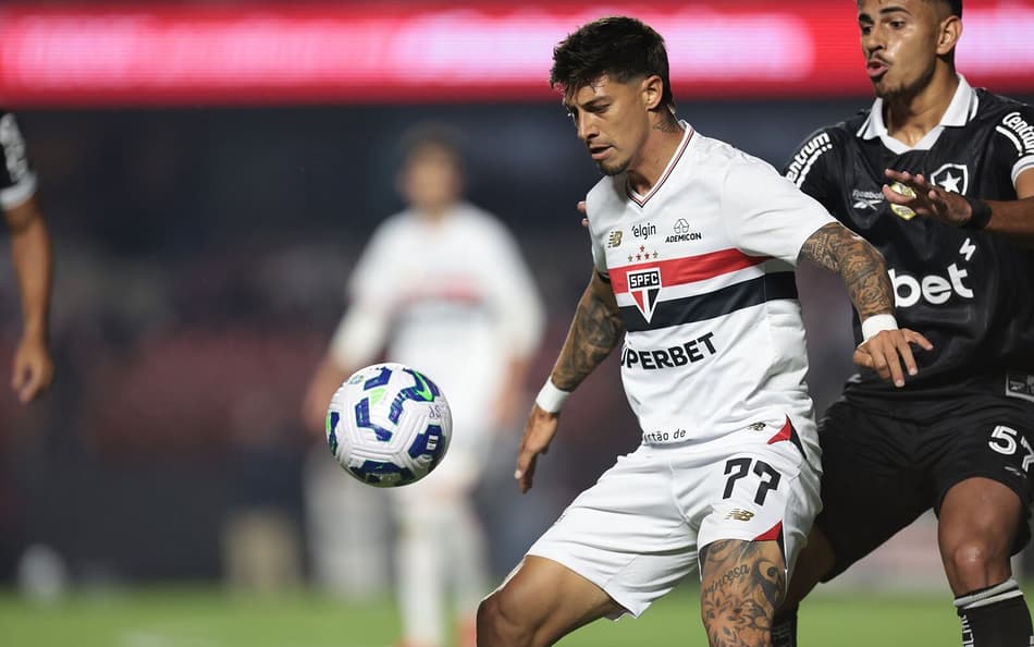 Rigoni disputa bola em São Paulo x Botafogo (Foto: Paulo Pinto / São Paulo FC)