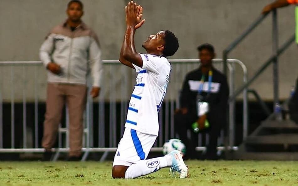 Atacante Sinisterra comemora primeiro gol pelo Cruzeiro, contra o Bahia (Foto: Maurício Simões/Cruzeiro)
