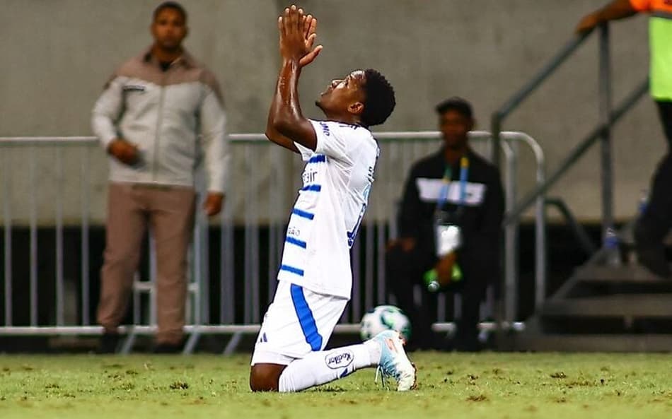 Atacante Sinisterra comemora primeiro gol pelo Cruzeiro, contra o Bahia (Foto: Maurício Simões/Cruzeiro)