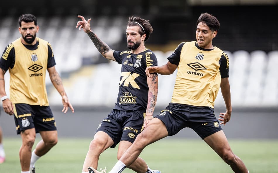 Lautaro e Alexis estão relacionados para o jogo (Foto: Raul Baretta/ Santos FC)