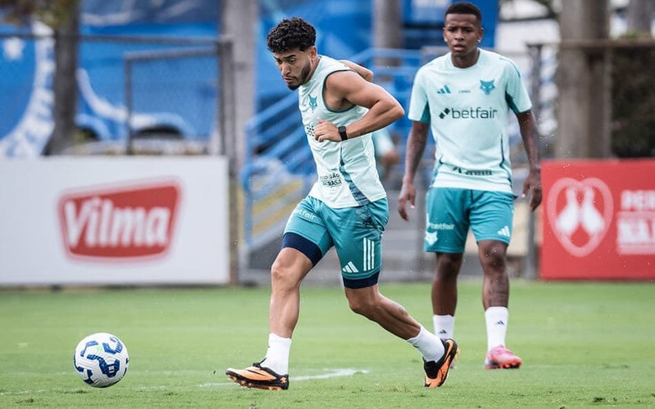 Lateral William, do Cruzeiro, em treino na Toca da Raposa (Foto: Gustavo Aleixo/Cruzeiro)