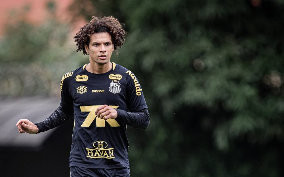 Willian Arão voltou a trabalhar com bola no Santos (Foto: Raul Baretta/ Santos FC)