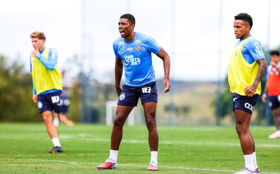 Kanu participa de parte do treino no CT Evaristo de Macedo (Foto: Rafael Rodrigues / EC Bahia)
