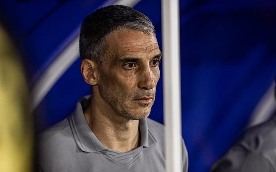 Vojvoda busca a primeira vitória longe da Vila Belmiro no comando do Santos. (Foto: Vojvoda busca a primeira vitória fora de casa no Campeonato Brasileiro. (Foto: Raul Baretta/ Santos FC)