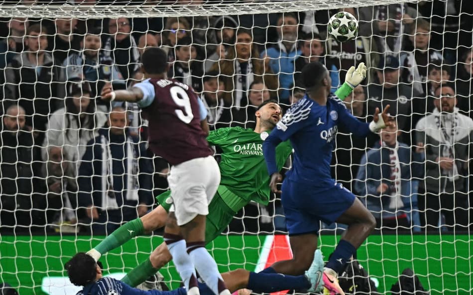 Donnarumma faz defesa difícil em Aston Villa x PSG (Foto: Paul Ellis / AFP)