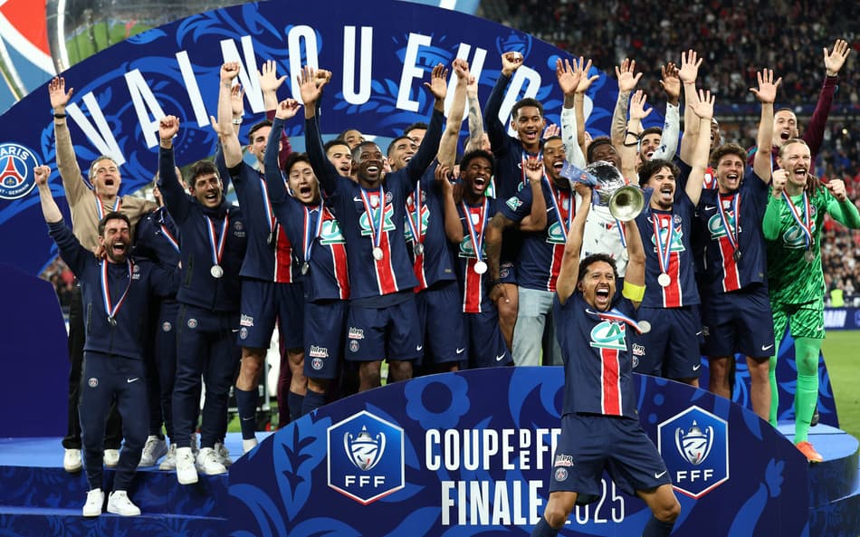 Marquinhos ergue a taça da Copa da França após vitória do PSG contra o Reims (Foto: Franck Fife/AFP)