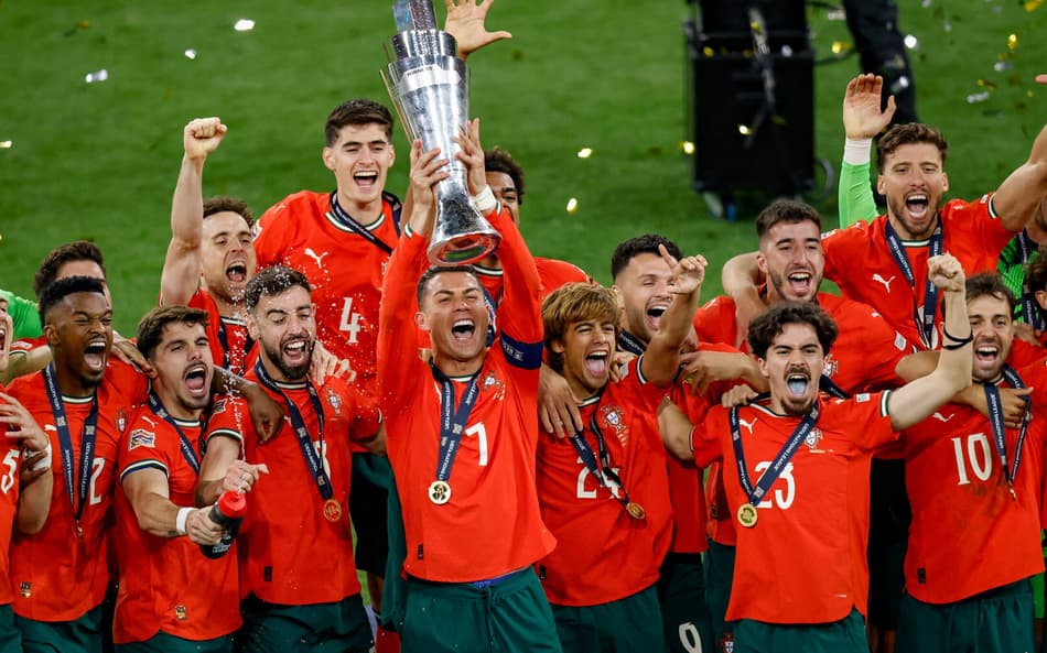 Elogiado por Matuidi, Cristiano Ronaldo levanta a taça após vitória de Portugal contra a Espanha (Foto: Alexandra BEIER / AFP)