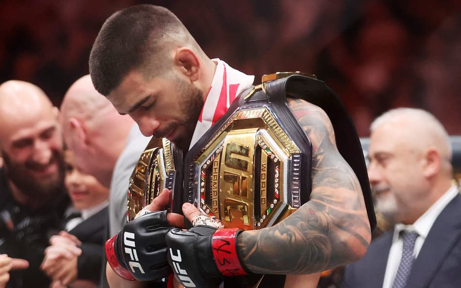 Campeão do UFC, Topuria ganharia a ''Luva de Ouro'' (Foto: Ian Maule/AFP)