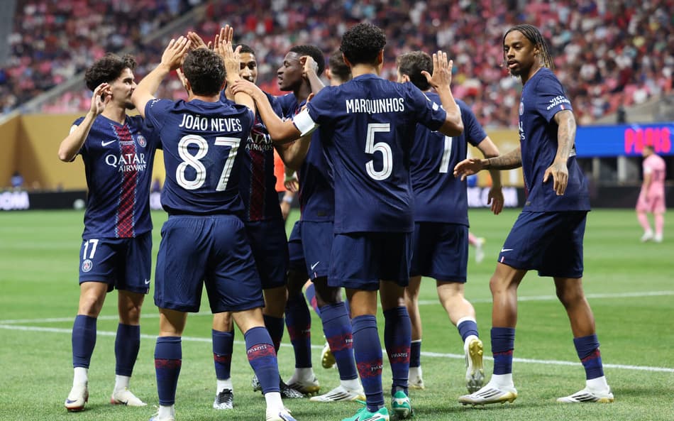 Time do PSG comemora gol marcado sobre o Inter Miami (Foto: CHARLY TRIBALLEAU / AFP)