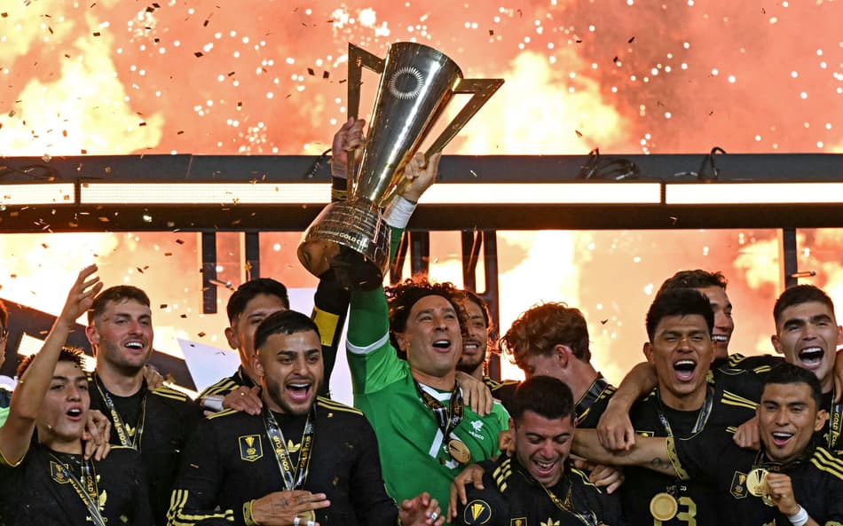 Ochoa e México celebram título da Copa Ouro (Foto: Chandan Khanna / AFP)