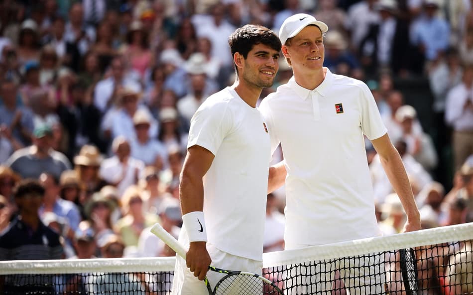 O espanhol Carlos Alcaraz e o italiano Jannik Sinner posam antes do início da final de Wimbledon (Foto: HENRY NICHOLLS / AFP)