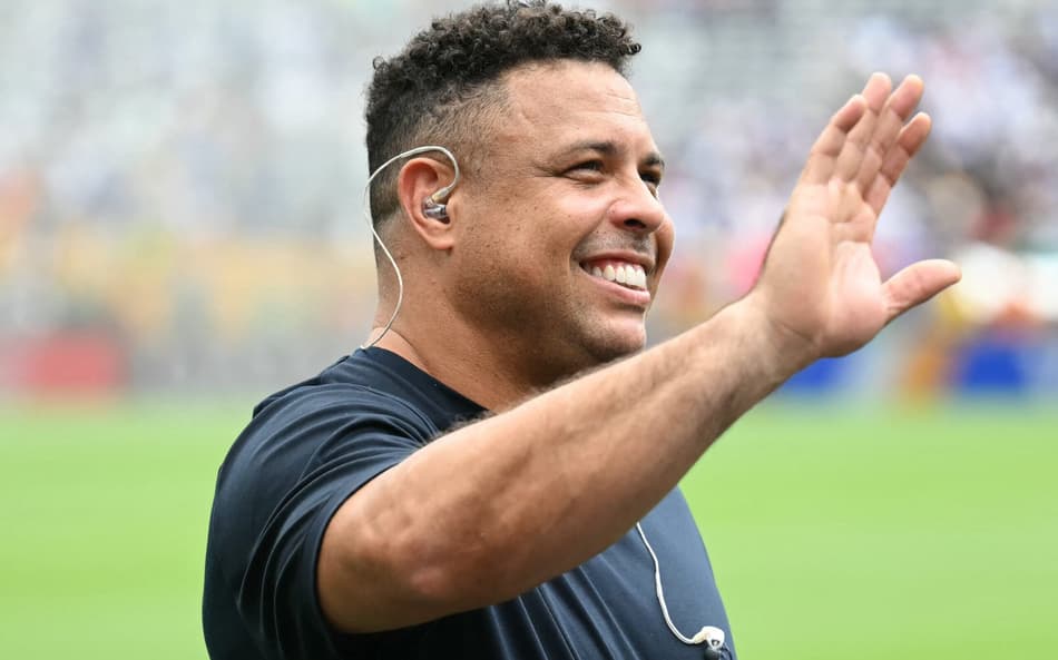 Ronaldo no gramado do Metlife Stadium antes de Chelsea x PSG (Foto: Paul ELLIS / AFP)