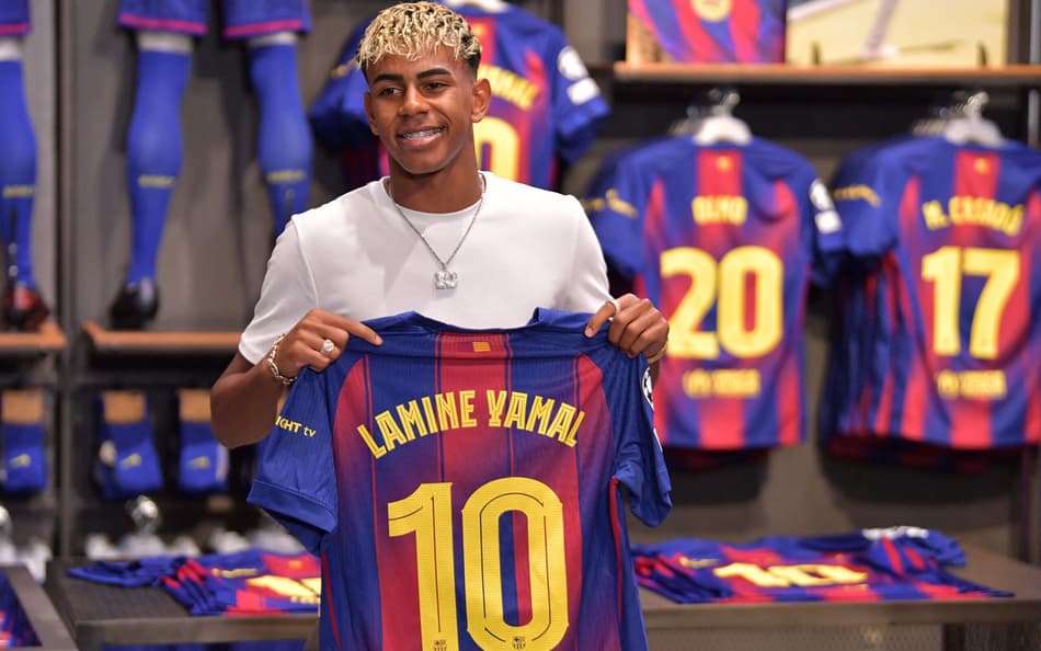Lamine Yamal recebe a camisa 10 do Barcelona com renovação de contrato até 2031.