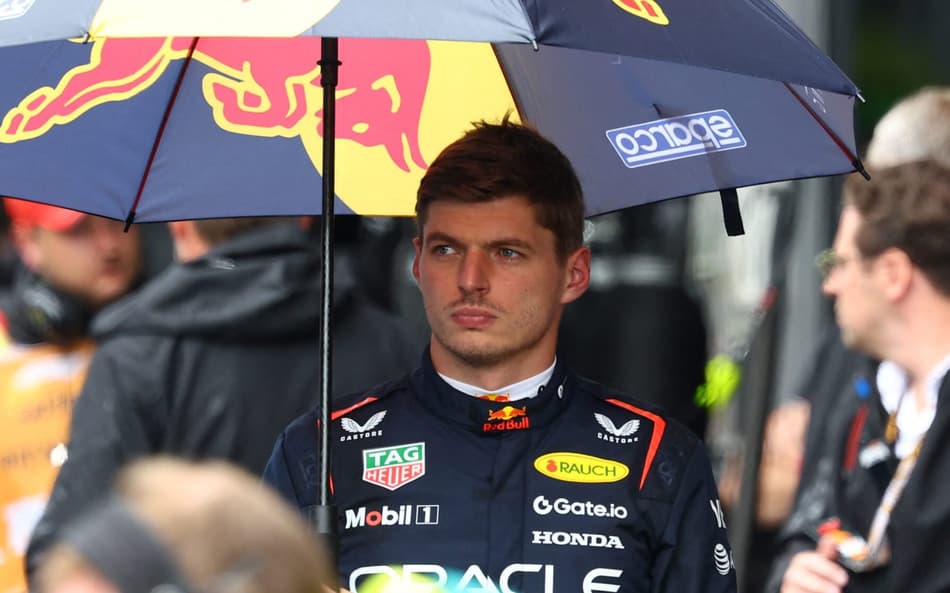Max Verstappen, da Red Bull, durante bandeira vermelha no GP da Bélgica pela F1 2025 (Foto: YVES HERMAN / POOL / AFP)