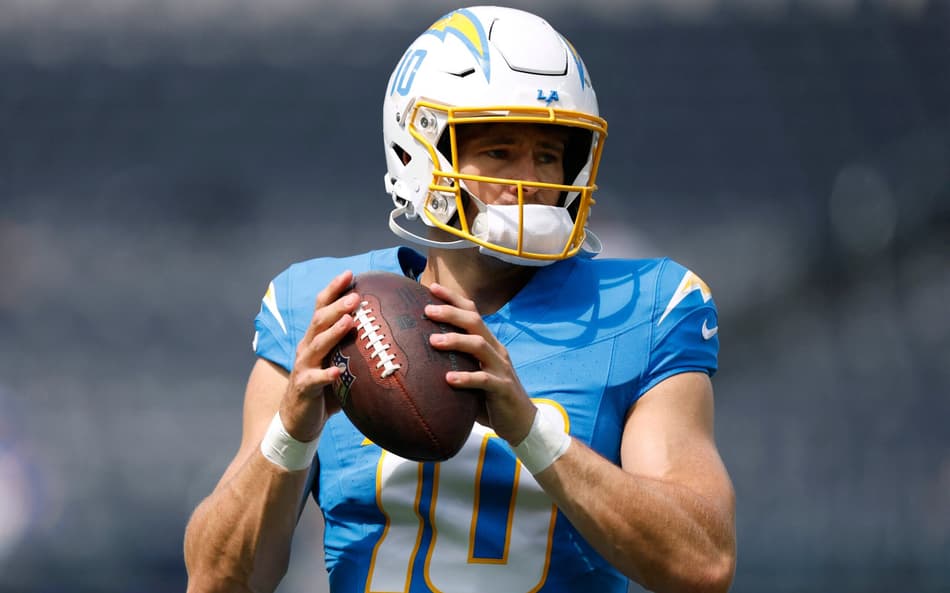 Justin Herbert aquece antes do jogo entre Los Angeles Chargers e Los Angeles Ram