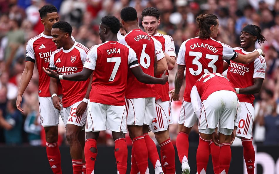 Jogadores do Arsenal comemoram gol contra o Leeds (Foto: HENRY NICHOLLS / AFP)