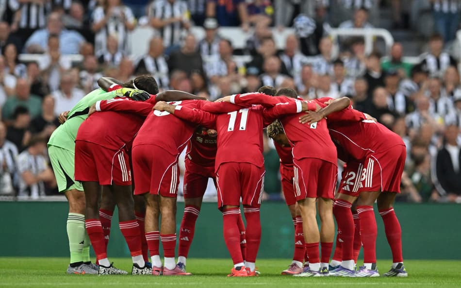 Jogadores do Liverpool reunidos antes de jogo pela Premier League (Foto: ANDY BUCHANAN / AFP)