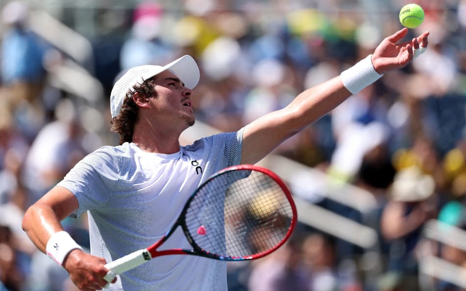 João Fonseca saca na derrota para o tcheco Tomas Machac no US Open (FOto: ELSA / GETTY IMAGES NORTH AMERICA / Getty Images via AFP)