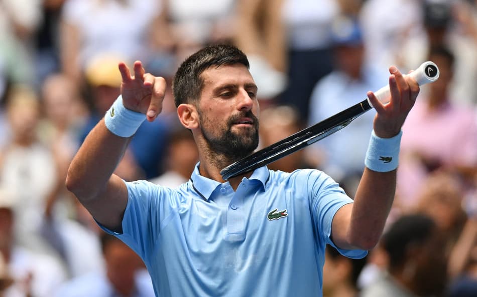 O sérvio Novak Djokovic comemora a vitória sobre o americano Zachary Svajda no US Open (Foto: ANGELA WEISS / AFP)
