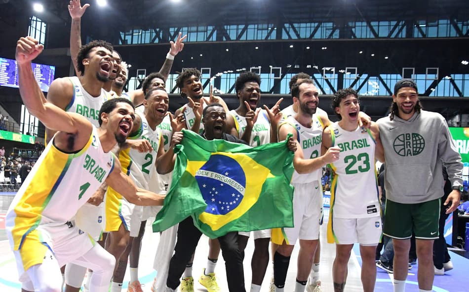 Jogadores do Brasil celebram a vitória sobre os EUA na Americup (Photo by AFP)