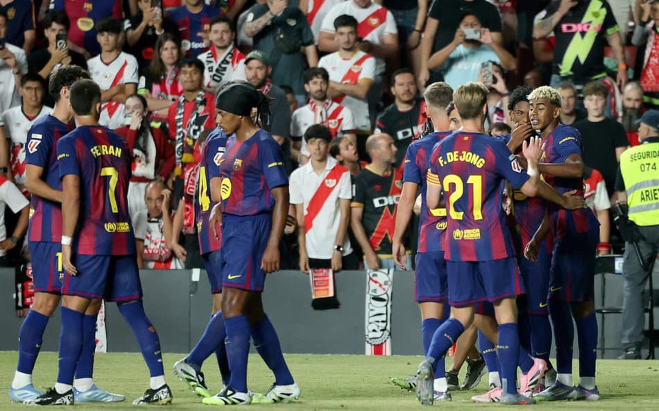 Barcelona comemora gol de Yamal contra o Rayo Vallecano (Foto: Pierre-Philippe Marcou / AFP)