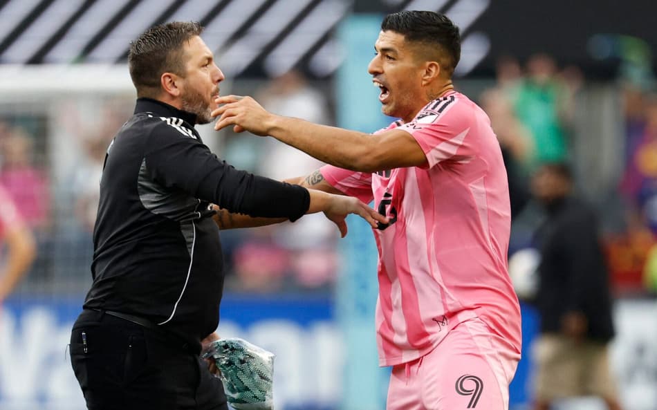 Luis Suárez irritado (Foto: Alika Jenner / GETTY IMAGES NORTH AMERICA / Getty Images via AFP)