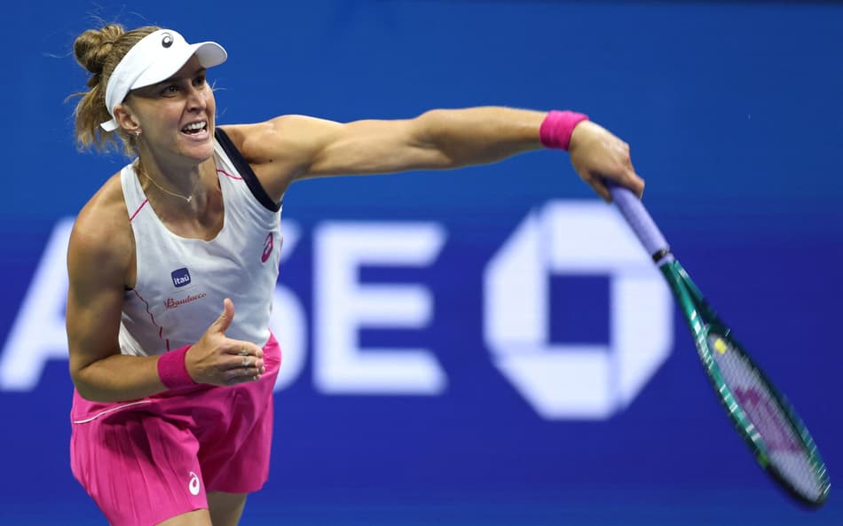 Bia Haddad saca na partida contra a americana Amanda Anisimova no US Open (Foto: Al BelloAFP )