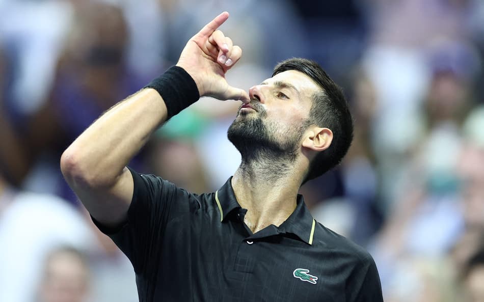 Novak Djokovic celebra a vitória sobre o americano Taylor Fritz no US Open (Foto: CHARLY TRIBALLEAU / AFP)