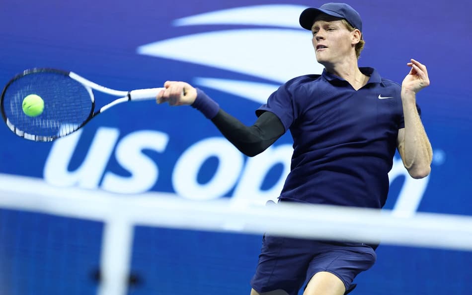 O italiano Jannik Sinner na partida contra o compatriota Lorenzo Musetti no US Open (Foto: CHARLY TRIBALLEAU / AFP)