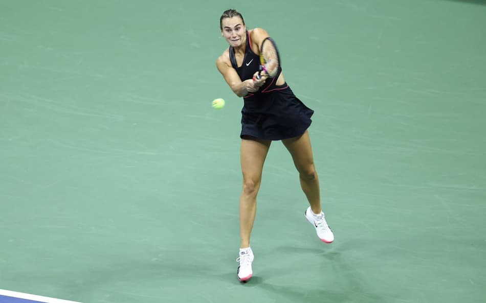 A bielorrussa Aryna Sabalenka na vitória sobre a americana Jessica Pegula no US Open (Foto: CHARLY TRIBALLEAU / AFP)