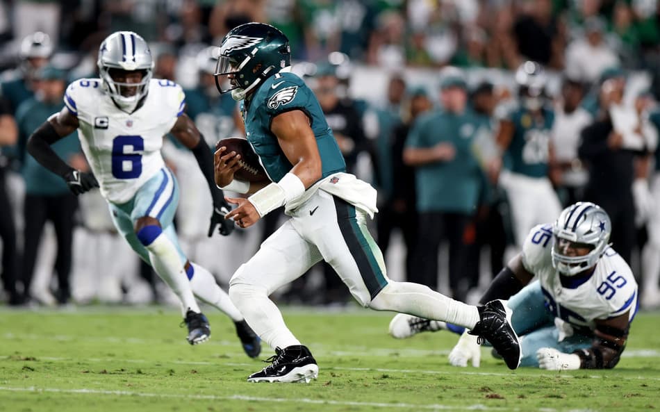 Jalen Hurts, do Eagles, na partida contra o Dallas Cowboys na abertura da NFL (Foto: Emilee Chinn/Getty Images/AFP )