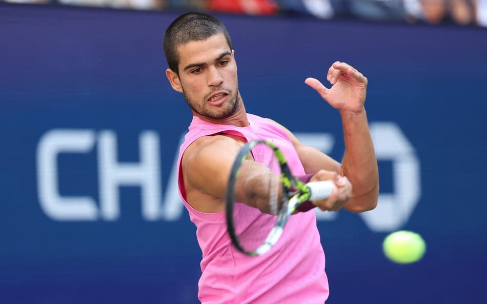 Alcaraz na partida contra Djokovic no US Open (Foto: Al Bello/Getty Images/AFP )