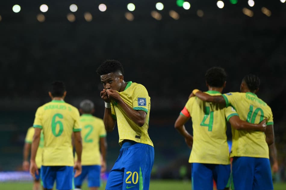 Estêvão beija a camisa do Brasil após marcar seu primeiro gol pela Seleção contra o Chile (Foto: Mauro PIMENTEL / AFP)