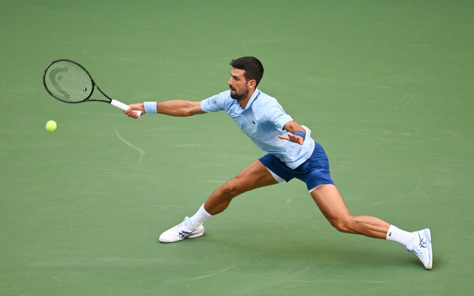 O sérvio Novak Djokovic devolve a bola na semifinal contra o espanhol Carlos Alcaraz no US Open (Foto: ANGELA WEISS / AFP)