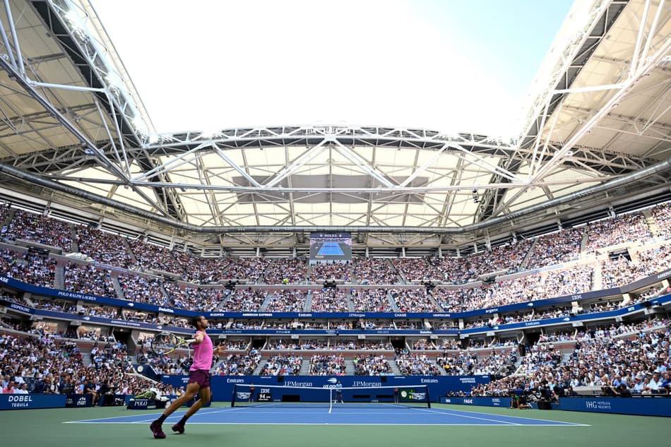 A quadra central do US Open, Arthur Ashe, lotada para a semifinal entre Alcaraz e Djokovic (Foto: ANGELA WEISS / AFP)