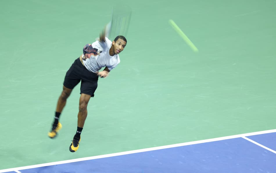 O canadense Felix Auger-Aliassime saca na derrota para o italiano Jannik Sinner no US Open (Foto: CHARLY TRIBALLEAU / AFP)