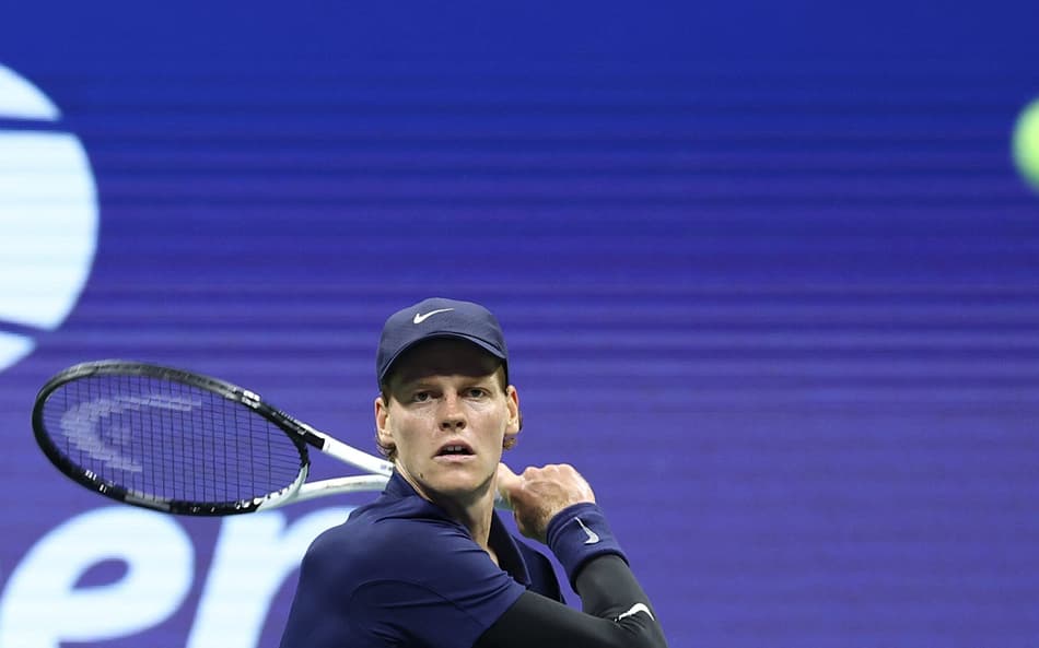 O italiano Jannik Sinner na vitória sobre o canadense Felix Auger-Aliassime na semifinal do US Open (Foto: CHARLY TRIBALLEAU / AFP)