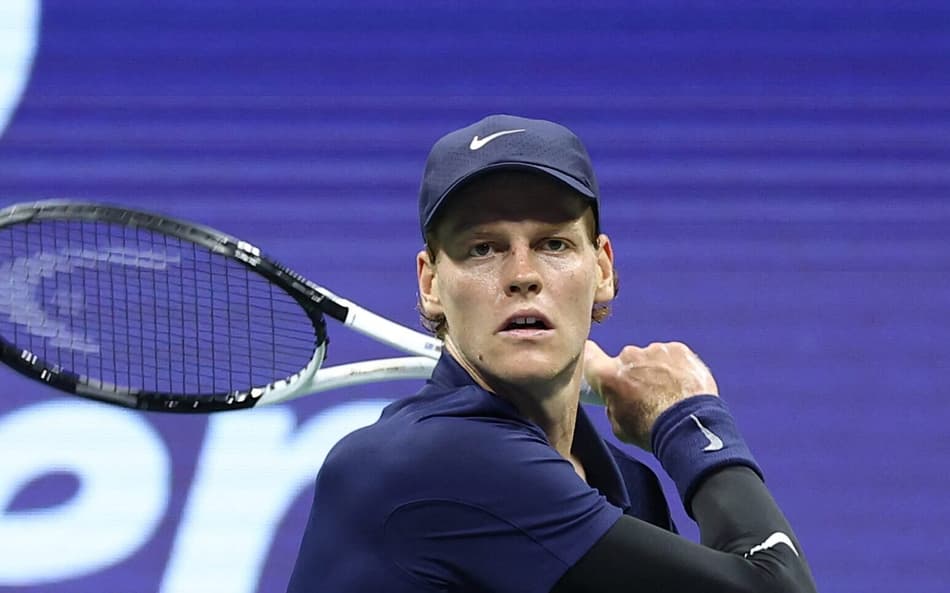 O italiano Jannik Sinner na vitória sobre o canadense Felix Auger-Aliassime na semifinal do US Open (Foto: CHARLY TRIBALLEAU / AFP)