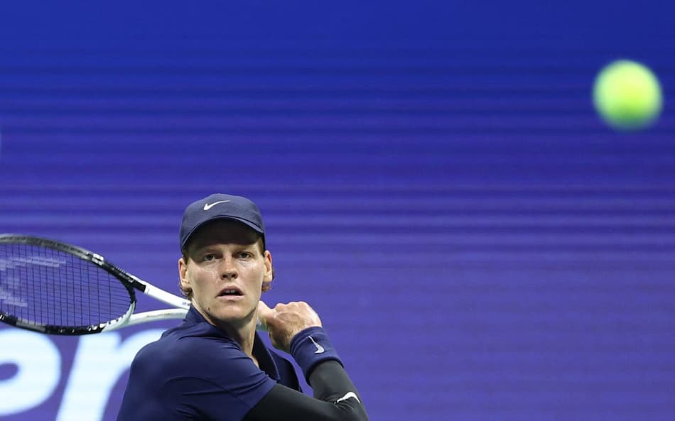 O italiano Jannik Sinner na vitória sobre o canadense Felix Auger-Aliassime na semifinal do US Open (Foto: CHARLY TRIBALLEAU / AFP)