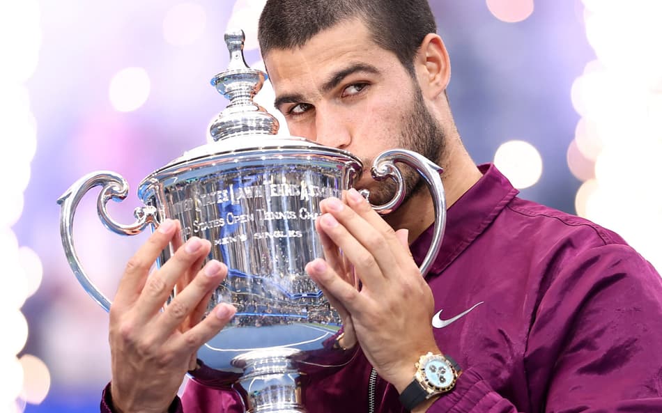 O espanhol Carlos Alcaraz beija seu segundo troféu do US Open (Foto: CHARLY TRIBALLEAU / AFP)