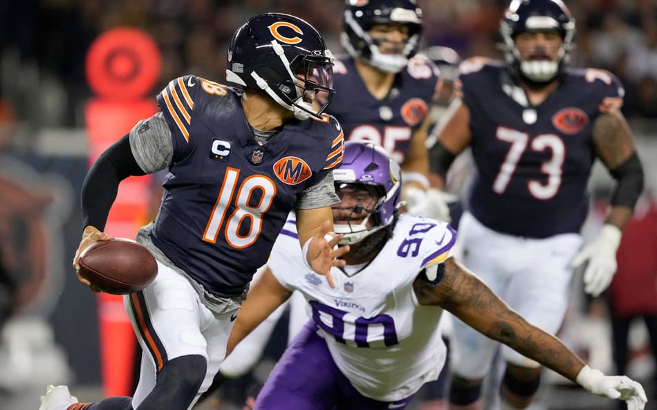 Caleb Williams (18, do Chicago Bears) tenta o passe |na partida contra o Minnesota Vikings em Illinois (Foto: Patrick McDermott/Getty Images/AFP (Photo by Patrick McDermott / GETTY IMAGES NORTH AMERICA / Getty Images via AFP)