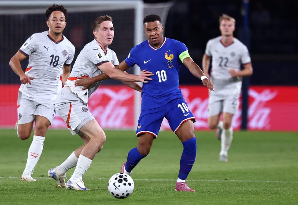 Kylian Mbappé x Isak Bergmann Johannesson em França x Islândia pelas Eliminatórias (Foto: Franck Fife/ AFP)