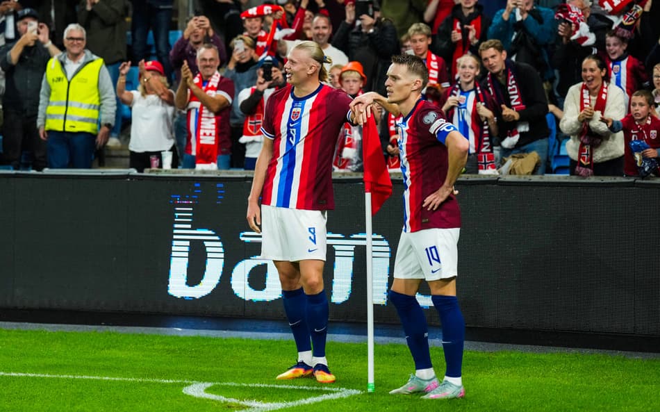 Haaland comemorando um de seus gols diante da Moldávia (Foto: Fredrik Varfjell/AFP)