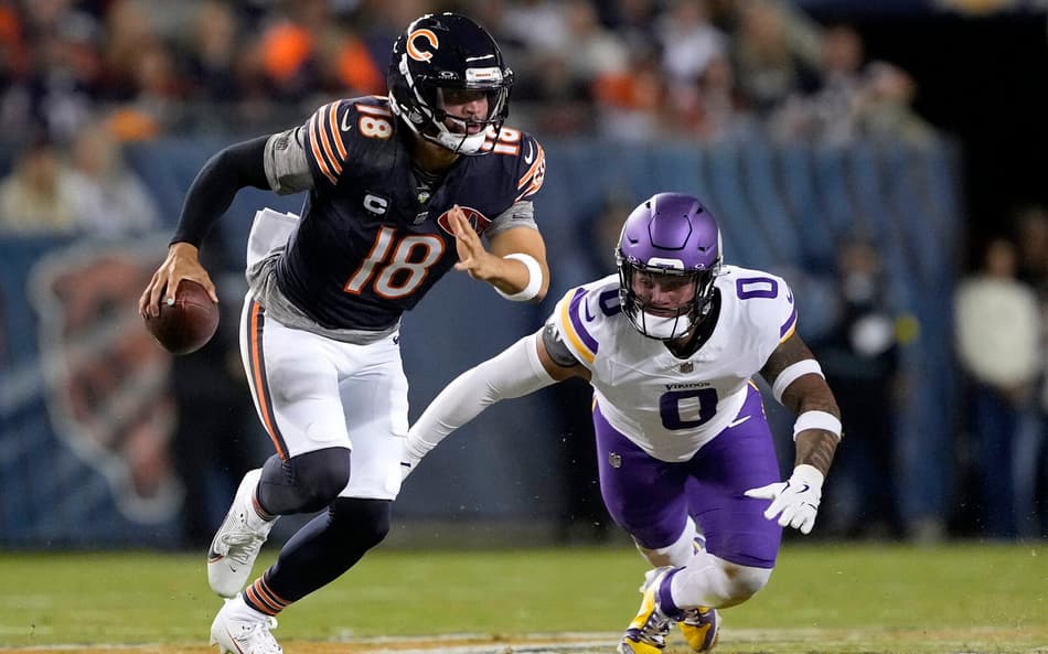 CHICAGO, ILLINOIS - SEPTEMBER 08: Caleb Williams #18 of the Chicago Bears runs with the ball during the game against the Minnesota Vikings at Soldier Field on September 08, 2025 in Chicago, Illinois. Patrick McDermott/Getty Images/AFP (Photo by Patrick McDermott / GETTY IMAGES NORTH AMERICA / Getty Images via AFP)