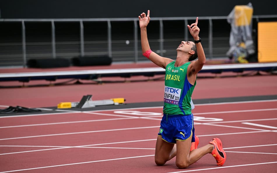 Caio Bonfim comemorando medalha de prata no Mundial de Atletismo (Foto: Ben STANSALL / AFP)