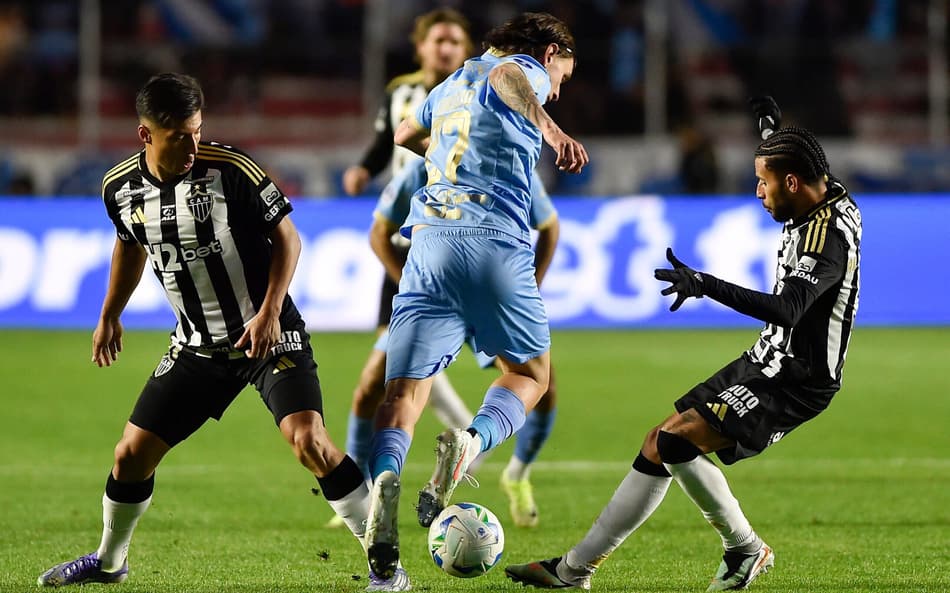 Alan Franco e Alexsander x Ignacio Gariglio em Bolívar x Atlético-MG (Foto: Jorge Bernal / AFP)