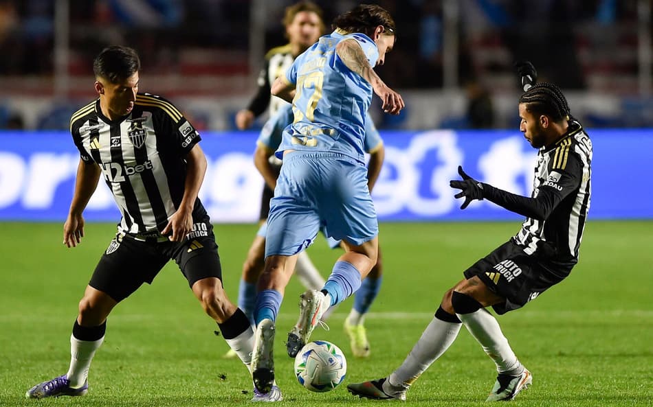 Alan Franco e Alexsander x Ignacio Gariglio em Bolívar x Atlético-MG (Foto: Jorge Bernal / AFP)