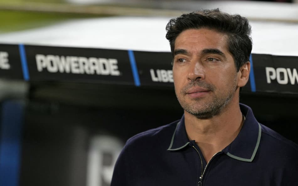 Abel Ferreira antes de River Plate x Palmeiras pela Libertadores (Foto: Juan MABROMATA / AFP)